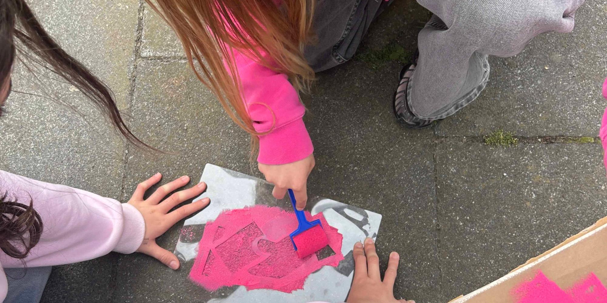 Schablone und Farbe, Kinderhände auf dem Gehweg