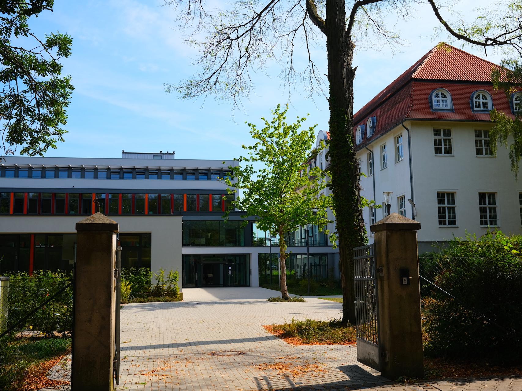 Blick auf den Neubau, Stadtparkseite