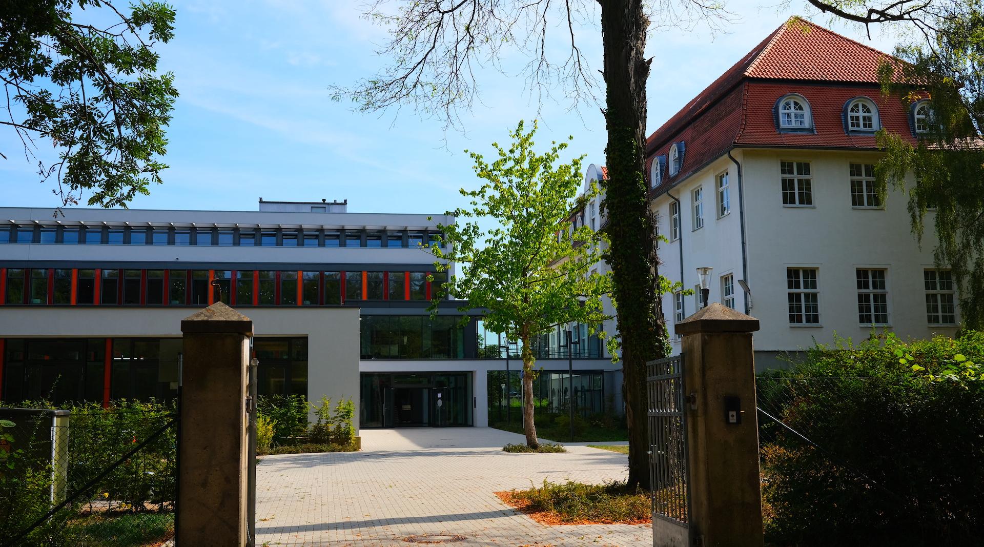 Blick auf den Neubau, Stadtparkseite