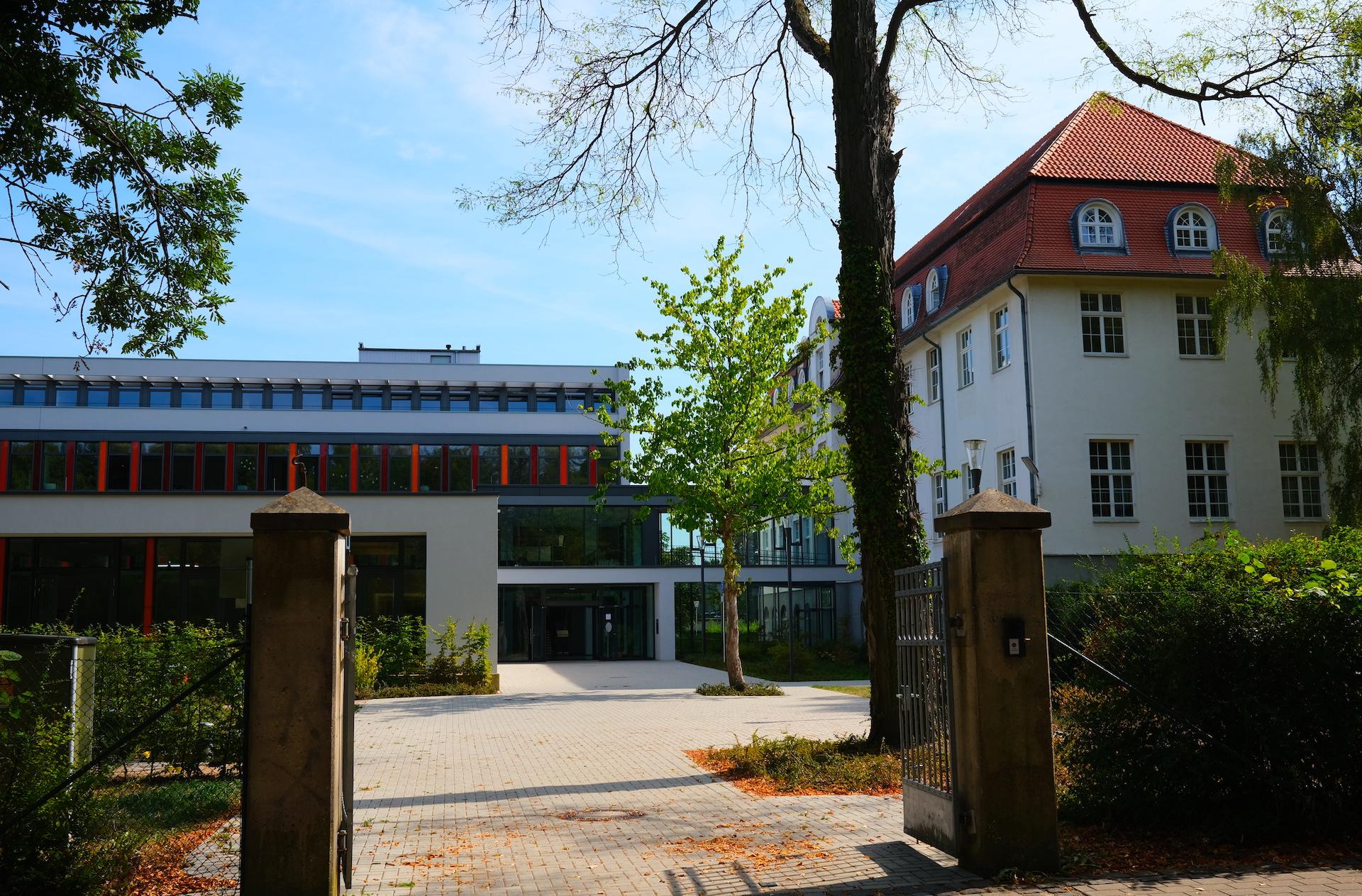 Blick auf den Neubau, Stadtparkseite