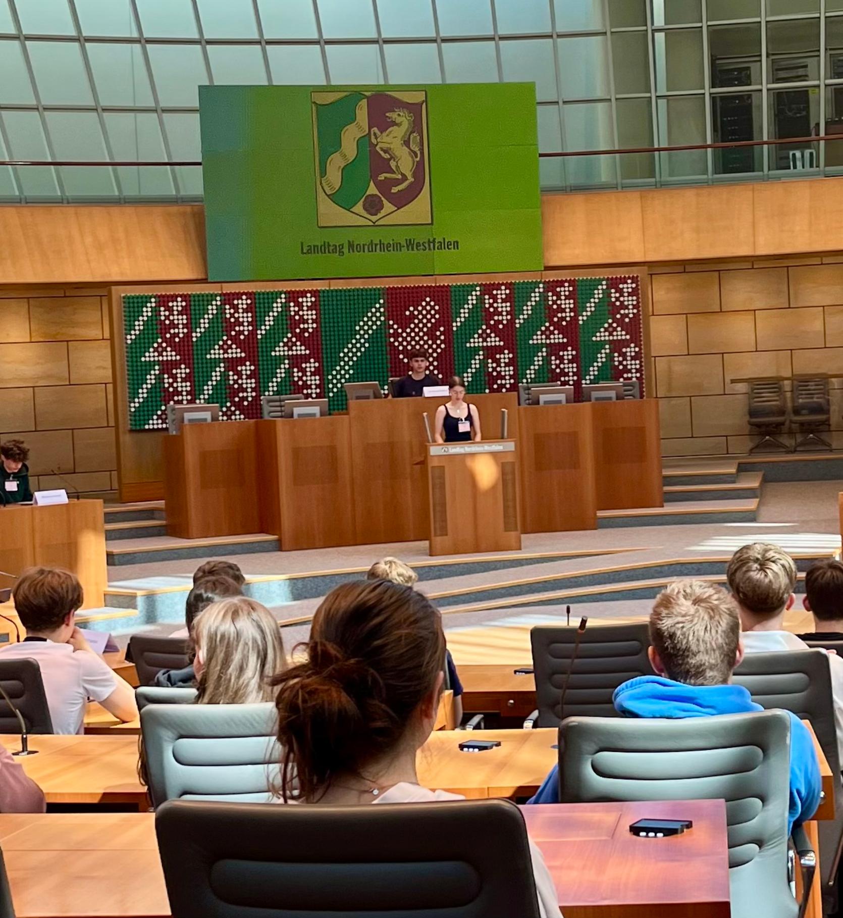 Schüler sitzen im Landtag