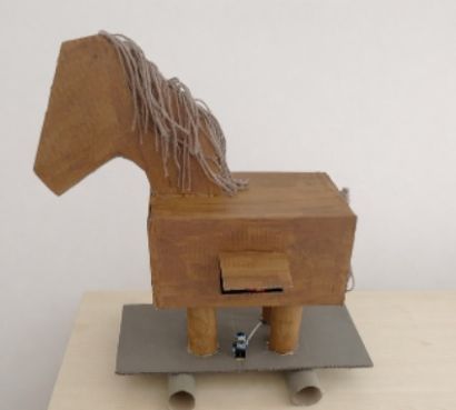 Pferd aus Holz, davo ein Legomännchen
