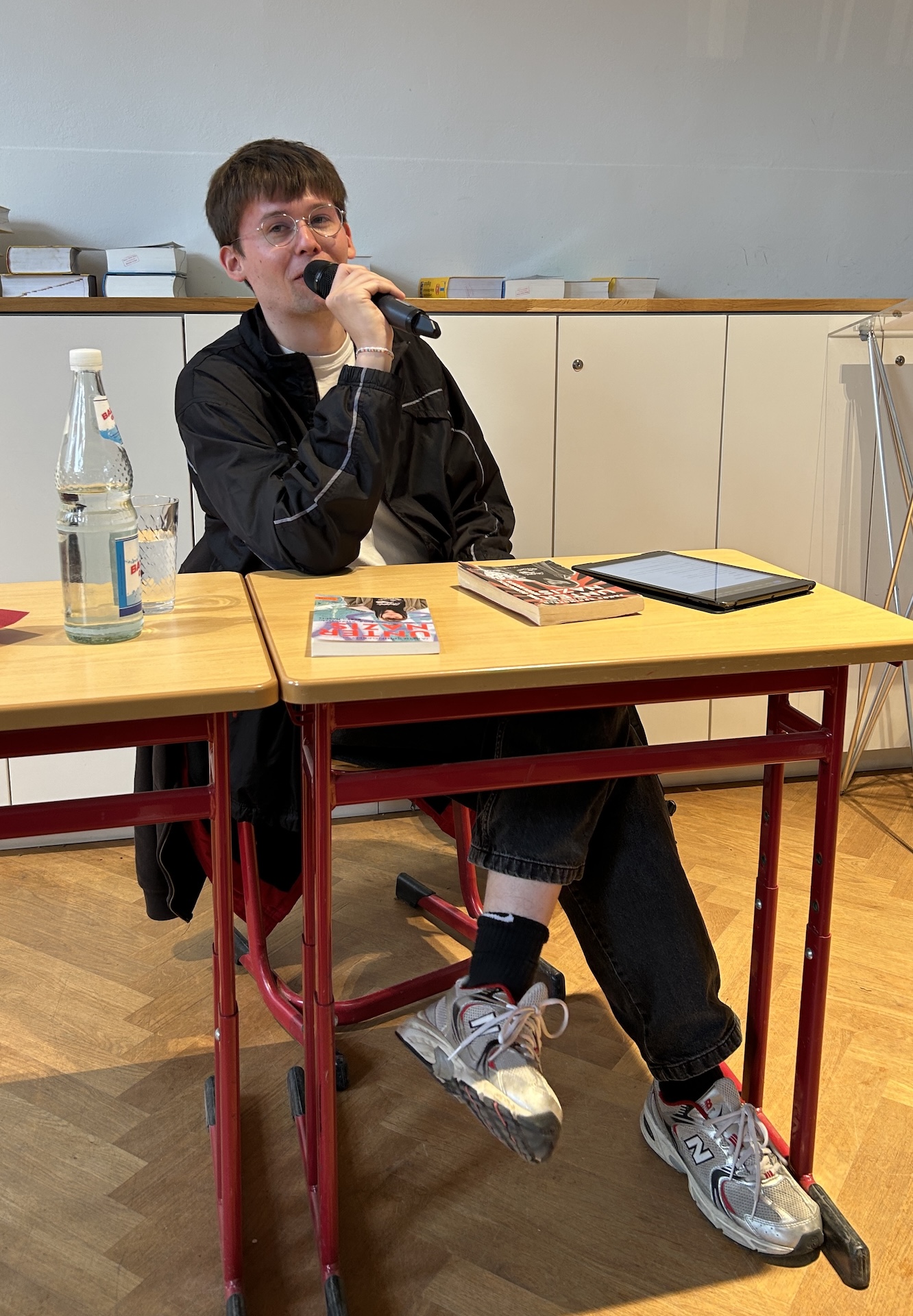 Junger Mann spricht ins Mikrofon