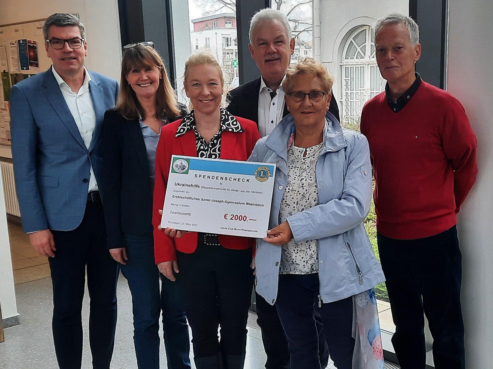 Marlies Maruschke (2. v.r.), Präsidentin des Lions Clubs Bonn-Rhenobacum, überreicht dem SJG einen Scheck. Ebenfalls im Bild (v.l.: Michael Bornemann, Petra Hennigfeld, Barbara Kirfel, Stefan Raetz, Hubertus Frieling.