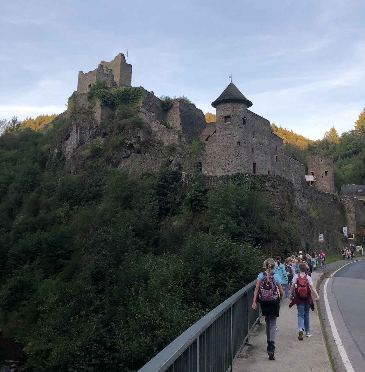 Kinder wandern hintereinander zur Burg