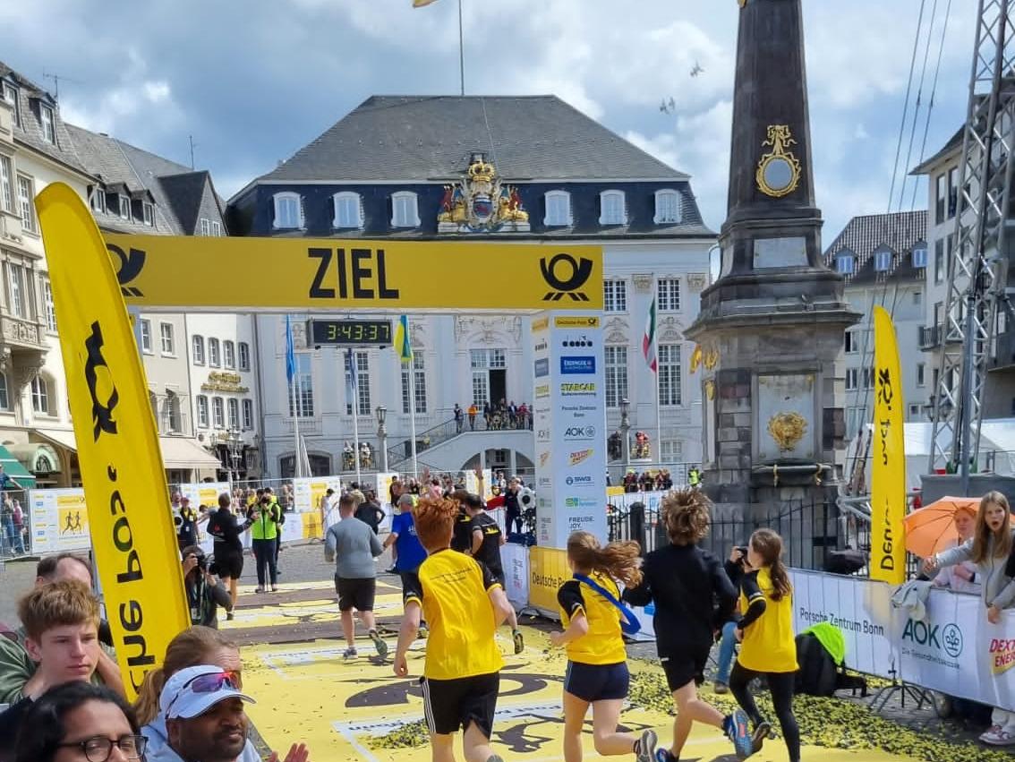 Marathon: Unsere Q1-Sportler:innen laufen ins Ziel.