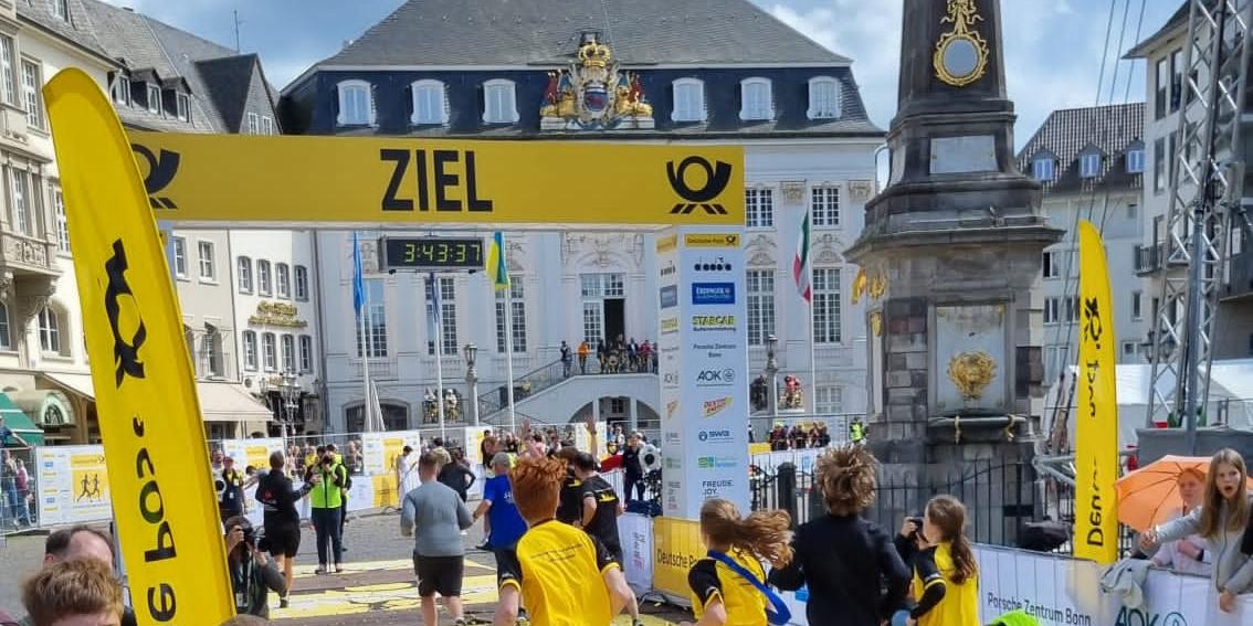 Marathon: Unsere Q1-Sportler:innen laufen ins Ziel.