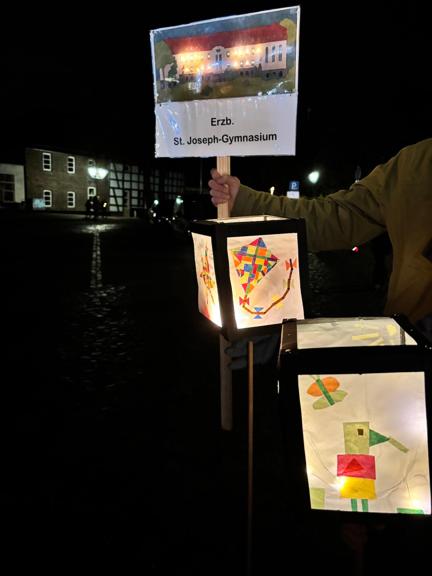 zwei Laternen in Mindcraft-Optik und Schulschild 'St. Joseph-Gymnasium'