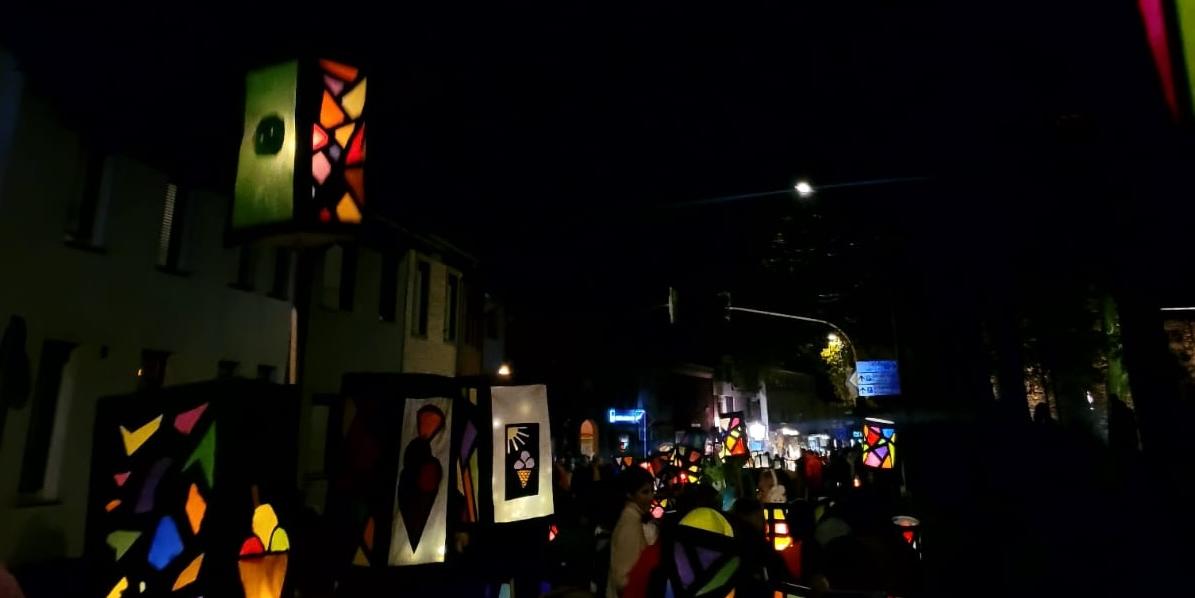 unscharfe Laternen in der Dunkelheit