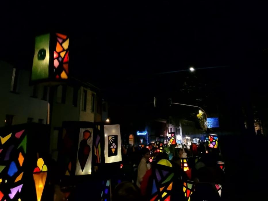 unscharfe Laternen in der Dunkelheit