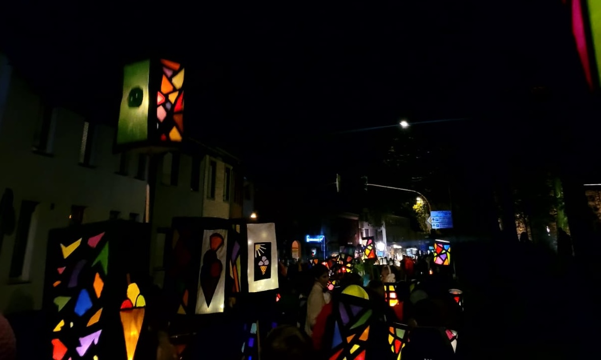 unscharfe Laternen in der Dunkelheit