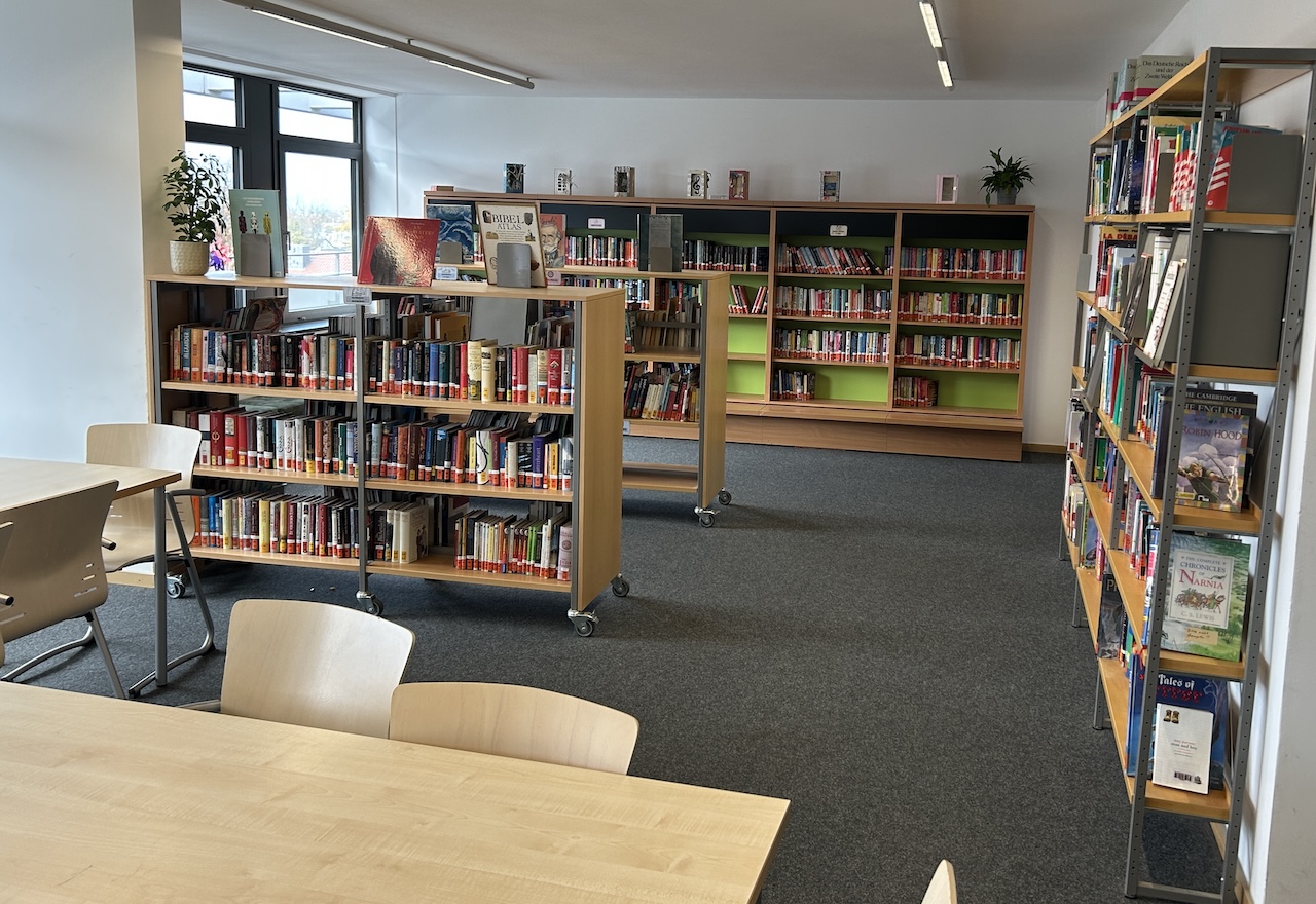 Regale mit Büchern im Medienzentrum