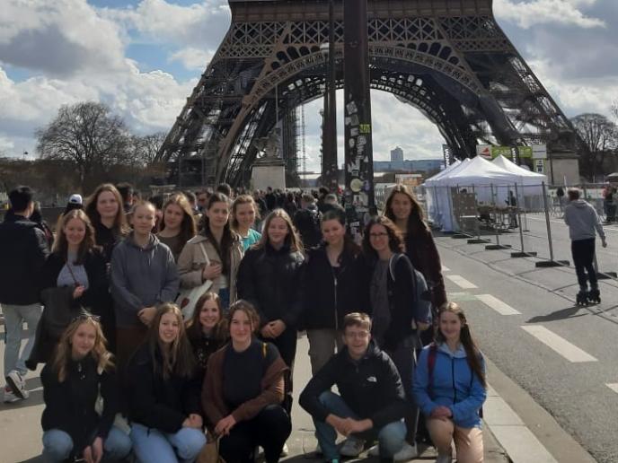 Schüler:innen vor dem Eiffelturm