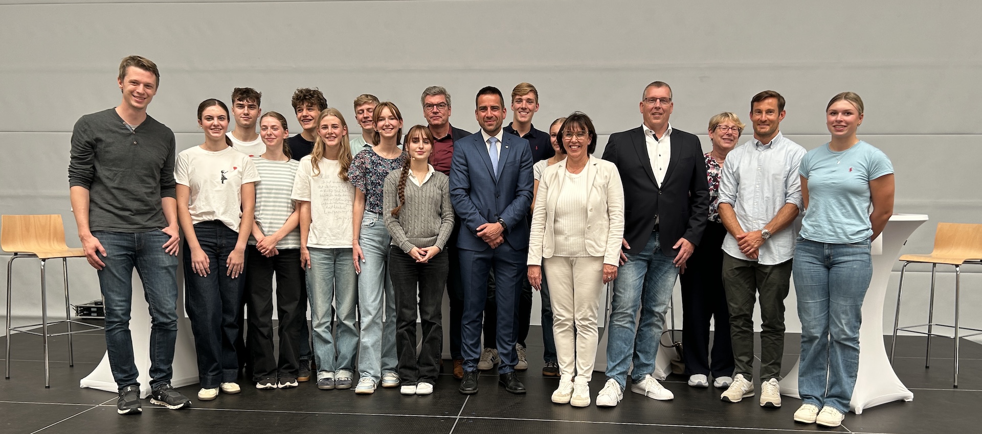 Gruppenfoto mit Erwachsenen und Jugendlichen