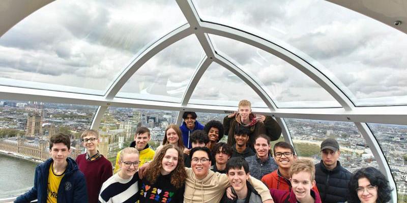 Schülerinnen und Schüler vor der Skyline von London (Themse, Big Ben etc.)