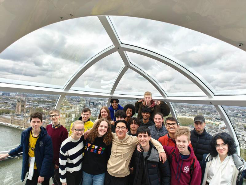 Schülerinnen und Schüler vor der Skyline von London (Themse, Big Ben etc.)