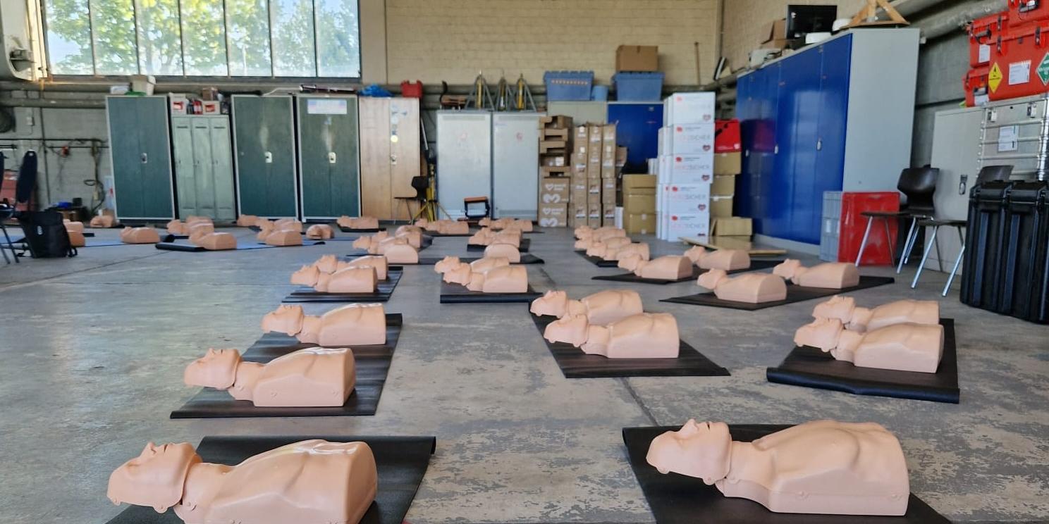 Reanimationsphantome zur Übung auf dem Boden einer Flugzeughalle