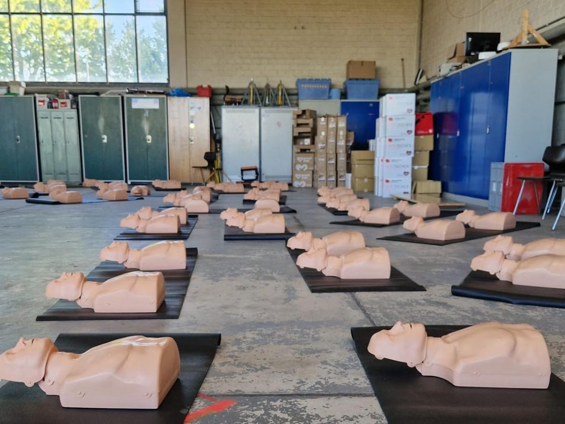 Reanimationsphantome zur Übung auf dem Boden einer Flugzeughalle