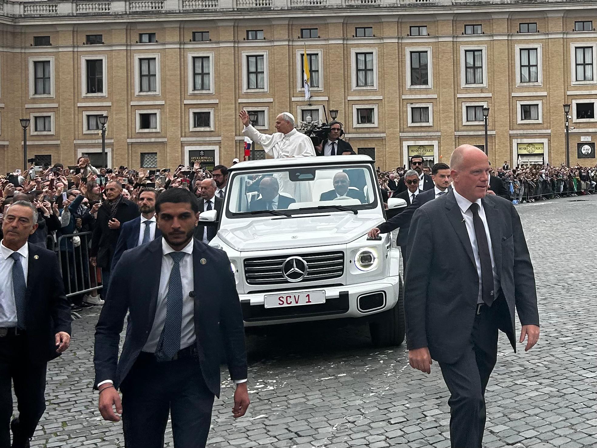 Papst im Auto, Menge am Rand, Wachpersonal vorn