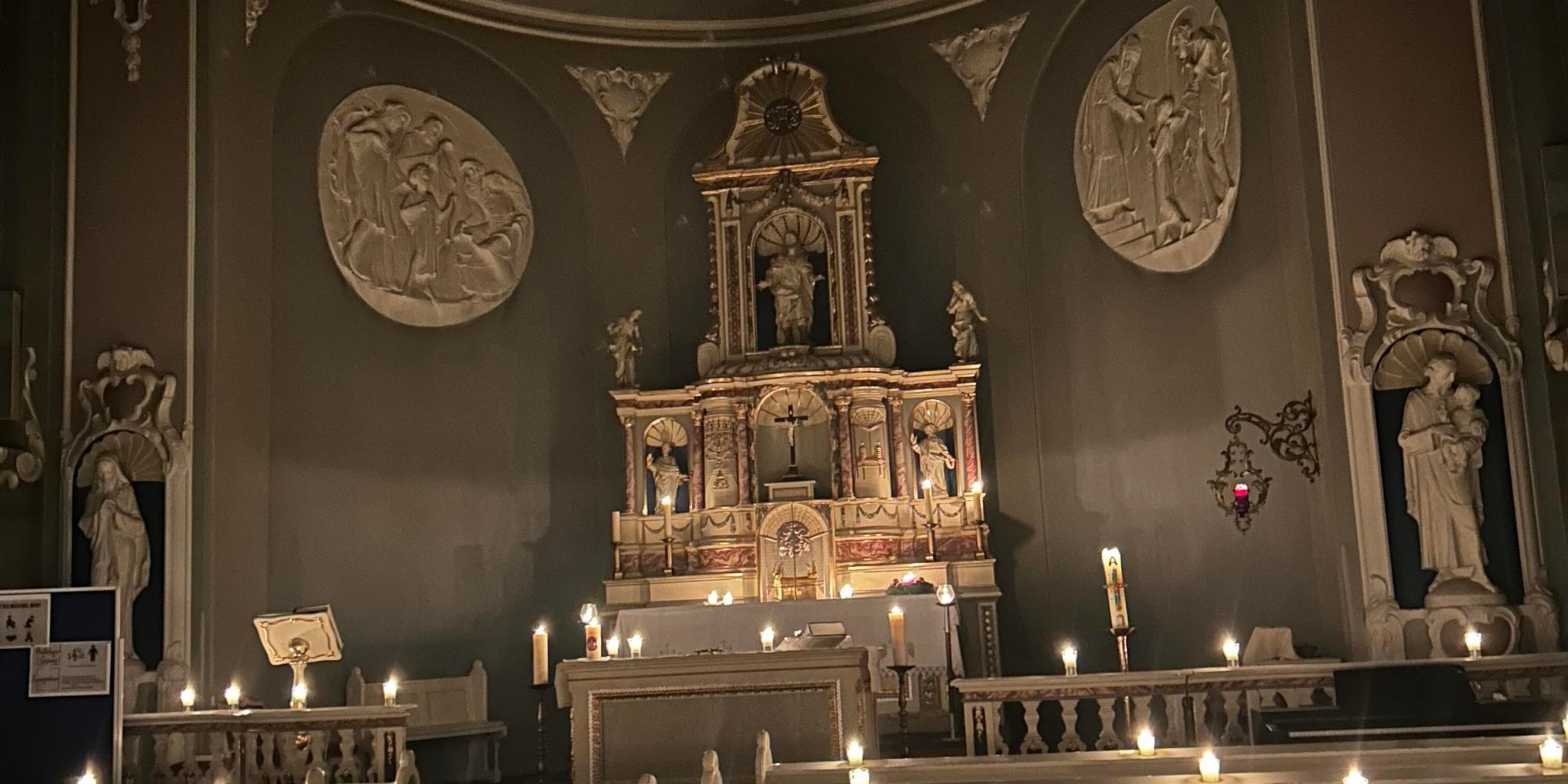 Schulkapelle mit vielen brennenden Kerzen