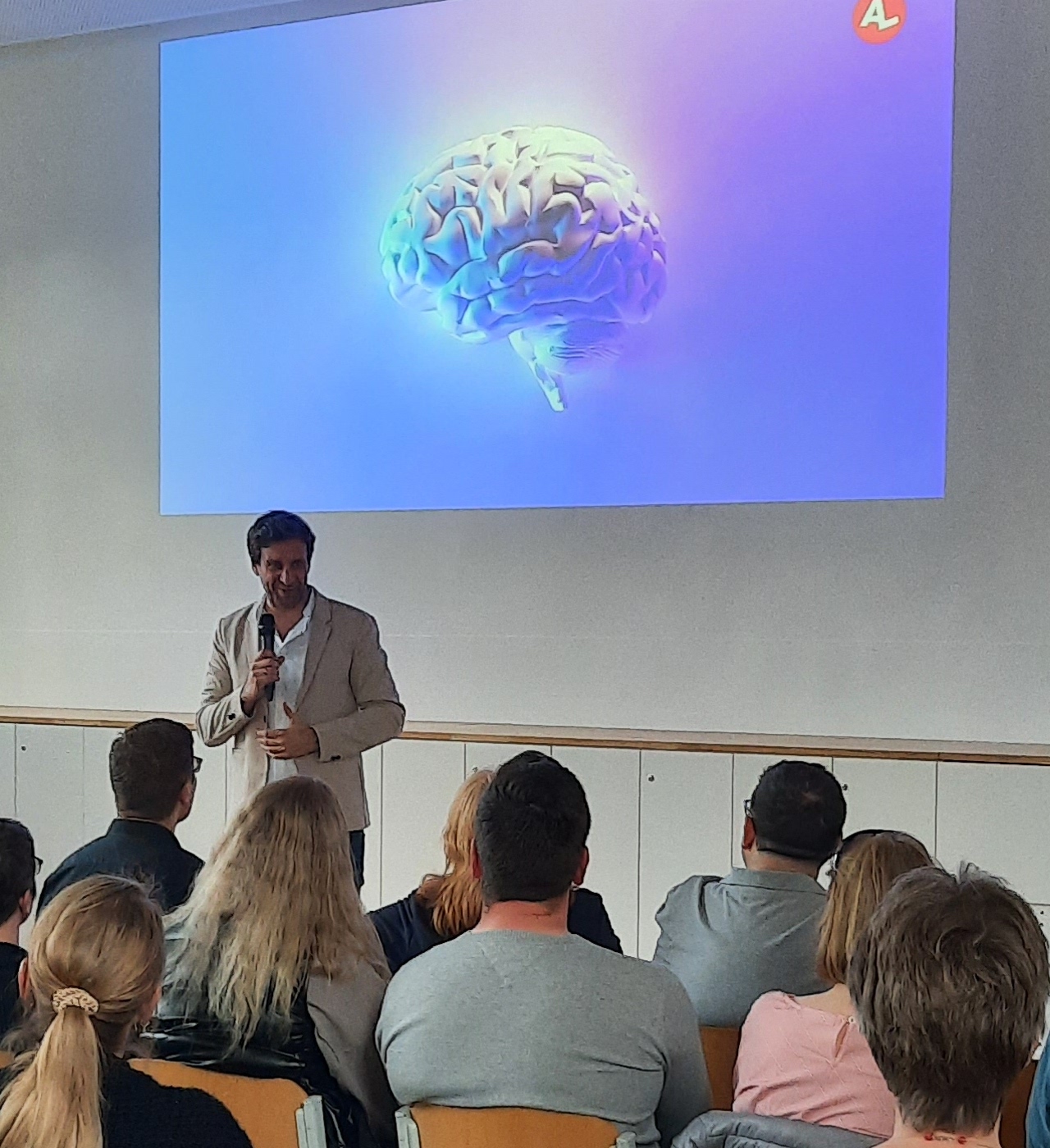 Jürgen Möller hält am SJG einen Vortrag zum Thema Lernen.