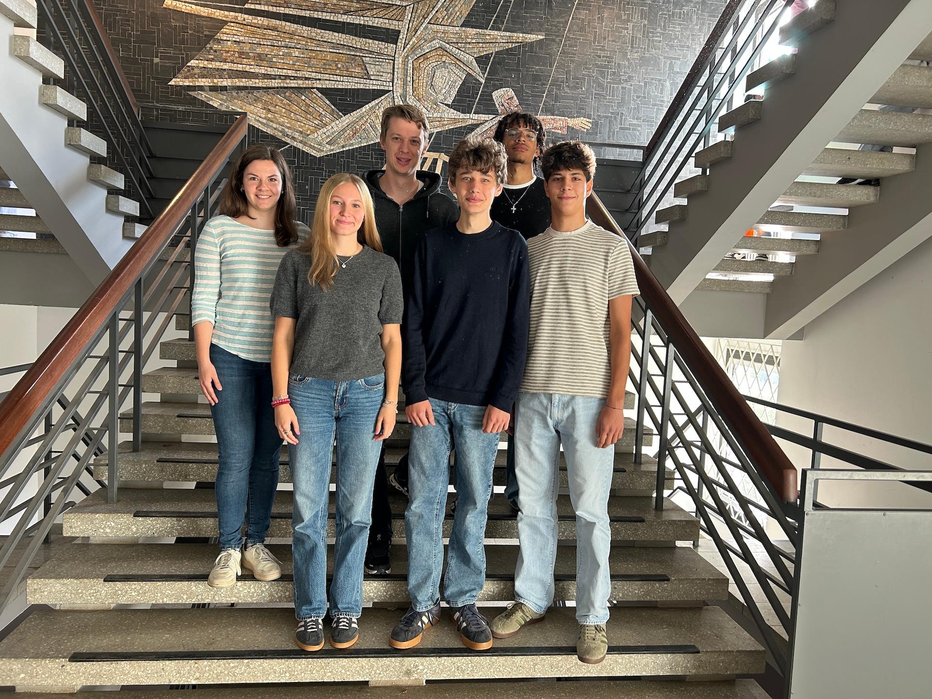 Gruppenfoto Schülerinnen und Schüler auf Treppen