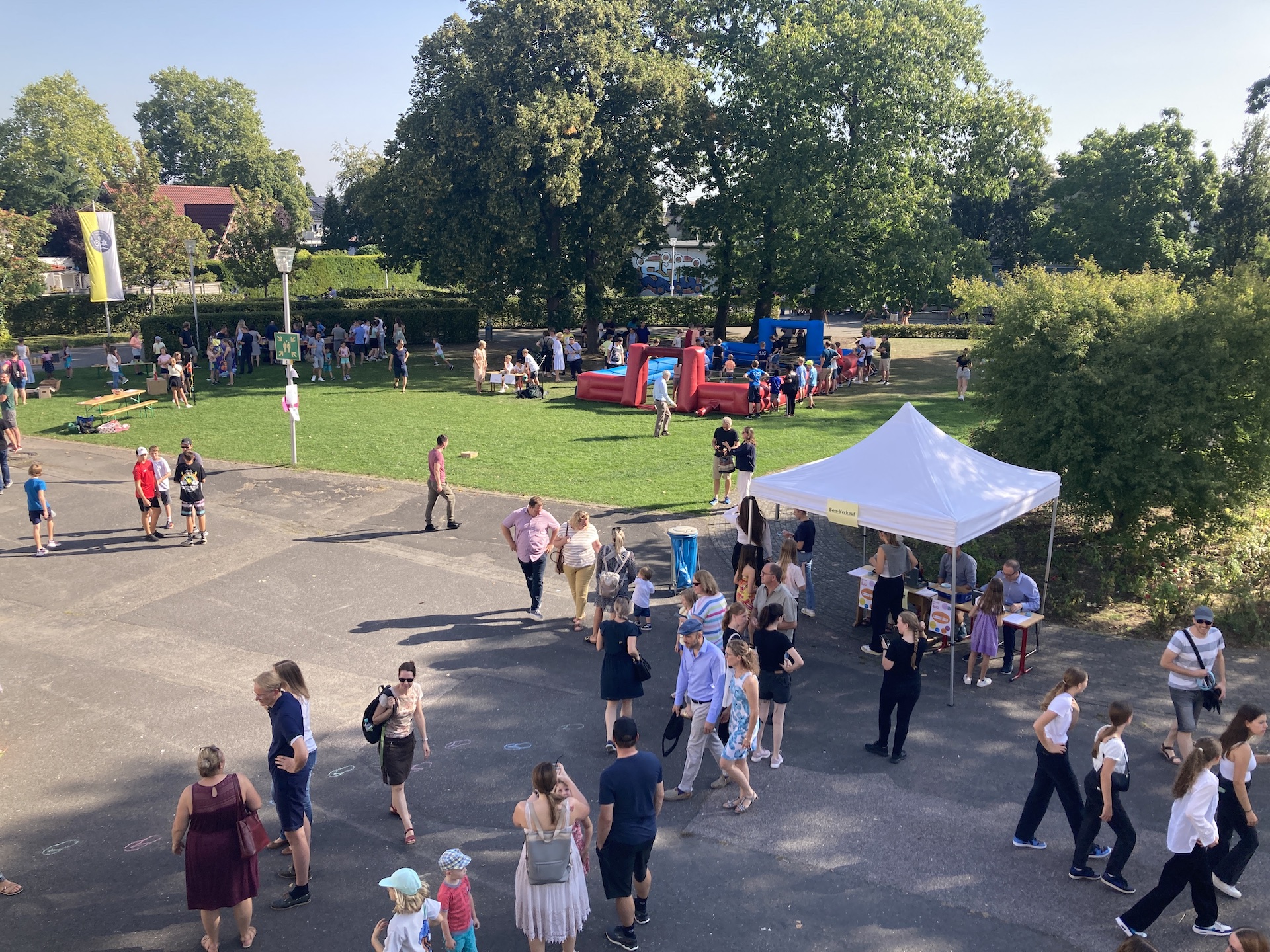 Überblick über den Schulhof am Schulfest