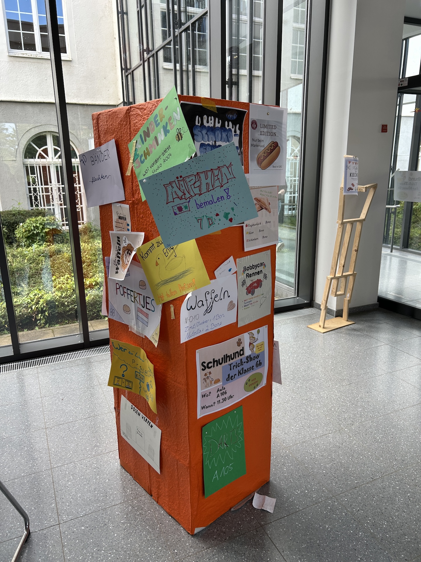 Säule mit Zettelnde, auf denen Aktionen genannt werden