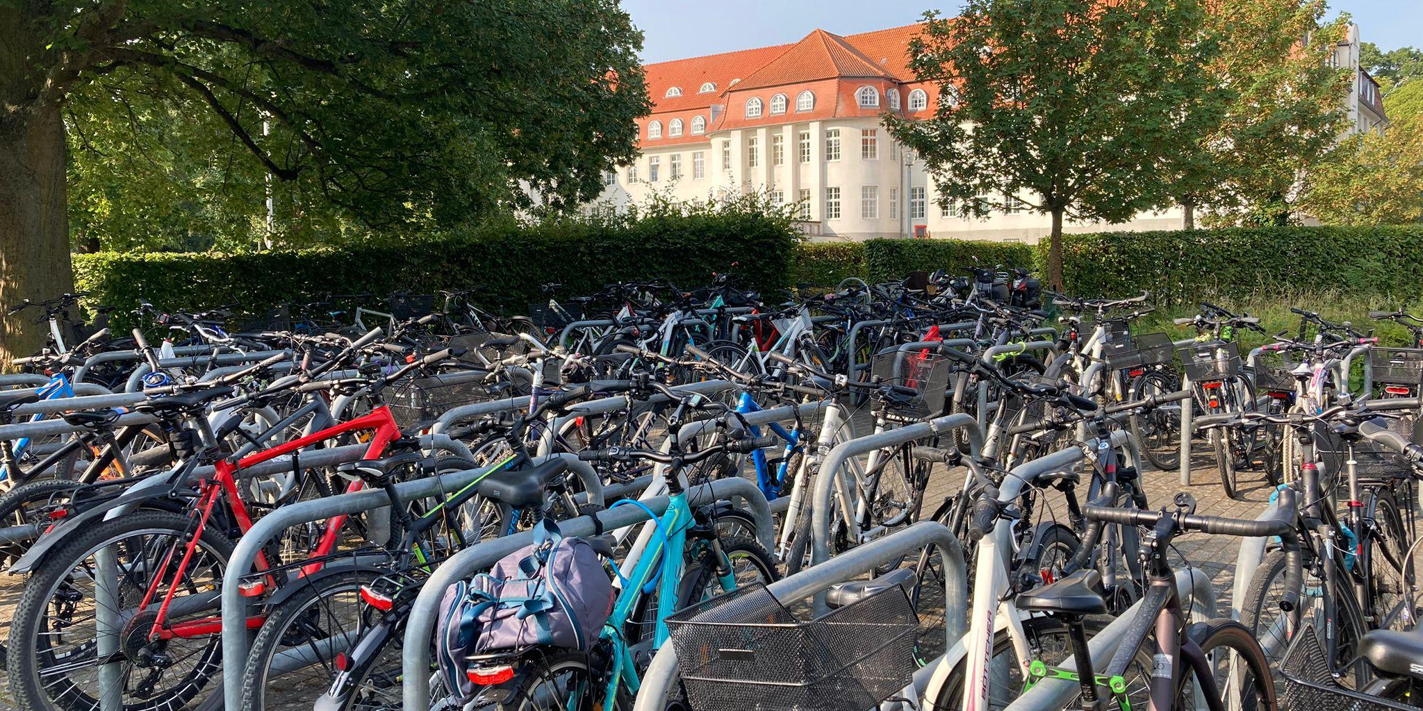 Fahrräder parken vor dem Schulgebäude