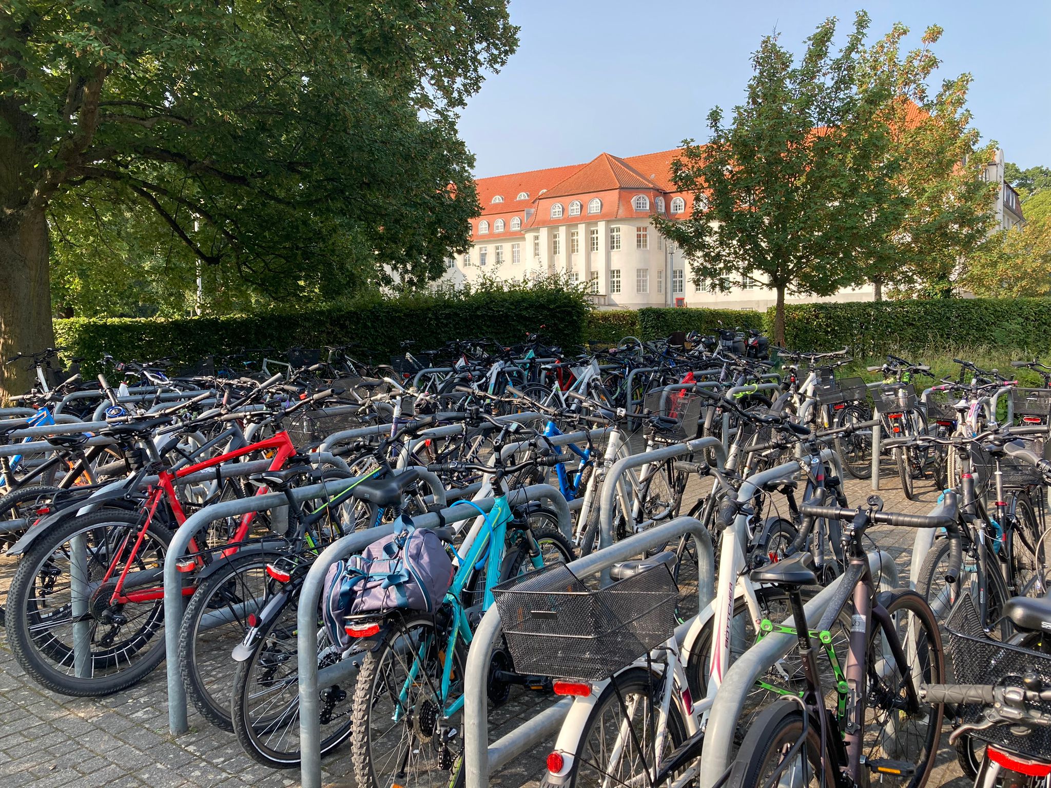 Fahrräder parken vor dem Schulgebäude