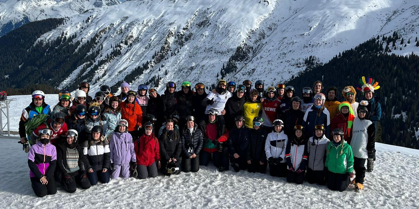 Gruppenfoto Schülerinnen und Schüler im Schnee