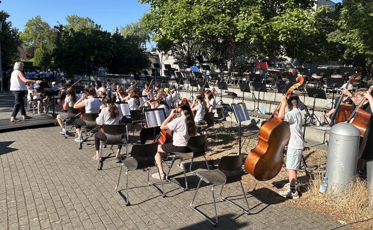 Schüler:innen der Klassen 5 und 6 mit Streichinstrumenten