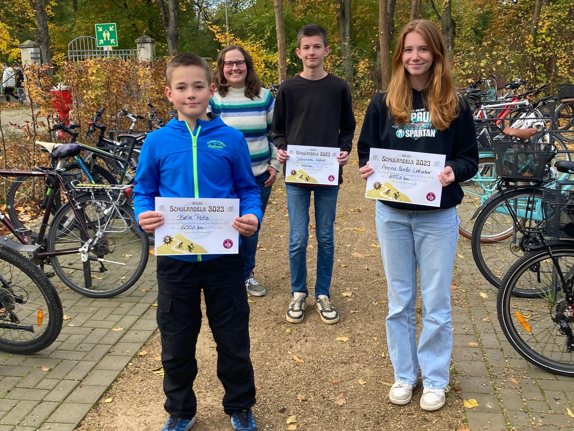 Carolin Bialecki hat den Radler:innen mit den meisten Kilometern Urkunden und Gutscheine überreicht.