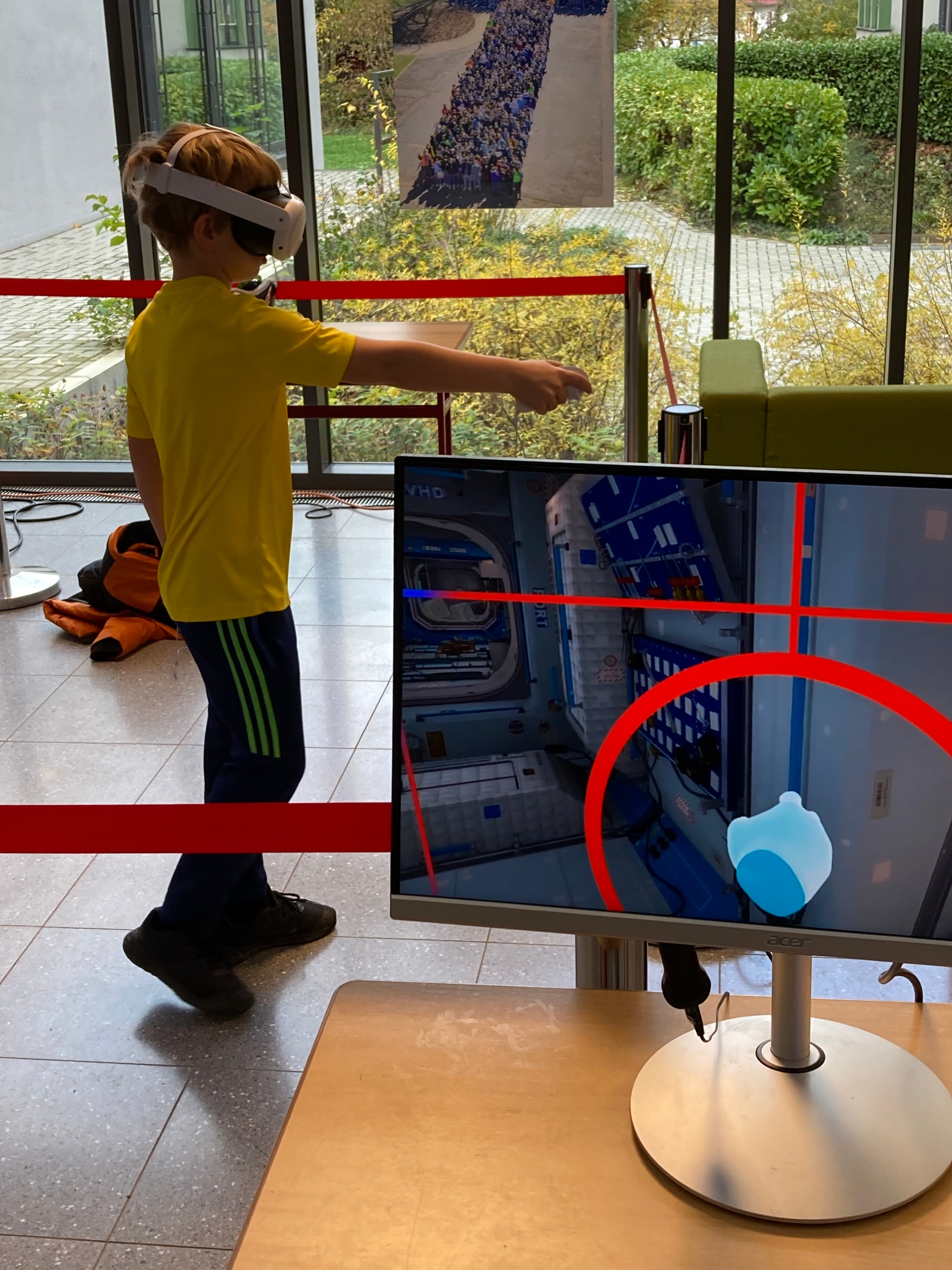 Schüler spielt ein PC-Spiel mit einer VR-Brille.