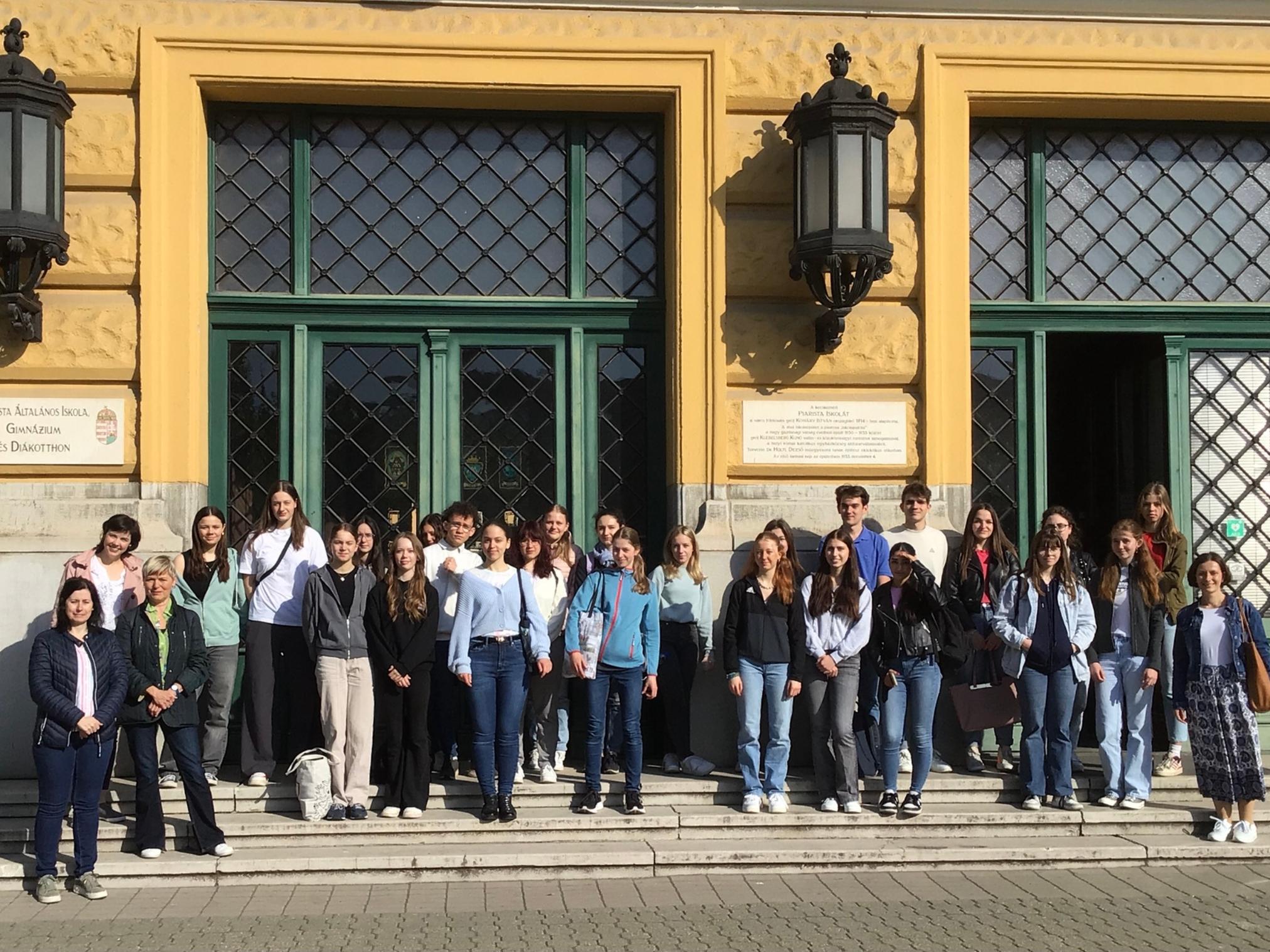 Gruppe mit Schüler:innen und Lehrerinnen vor dem Piaristengymnasium