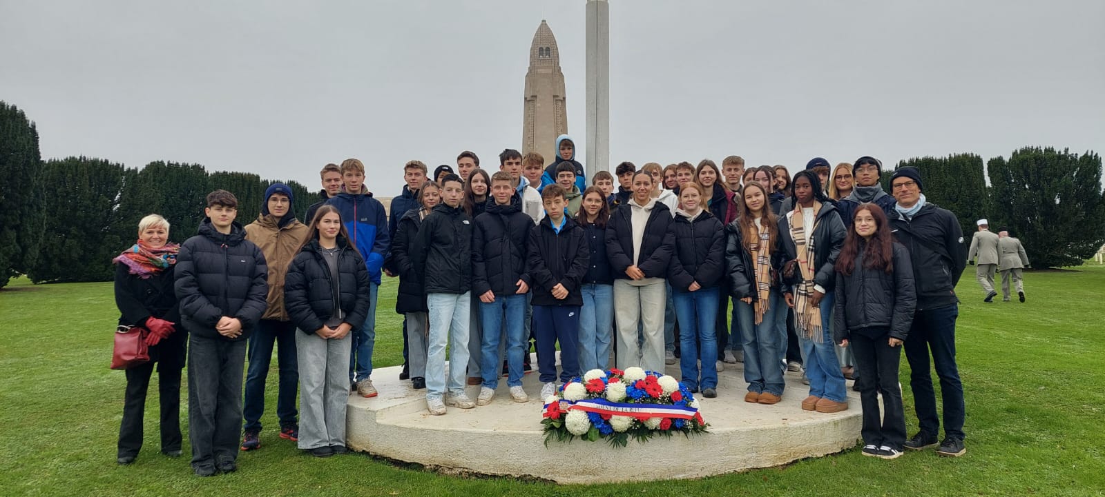 Gruppe am Friedhof im Verdun vor Kriegerdenkmal