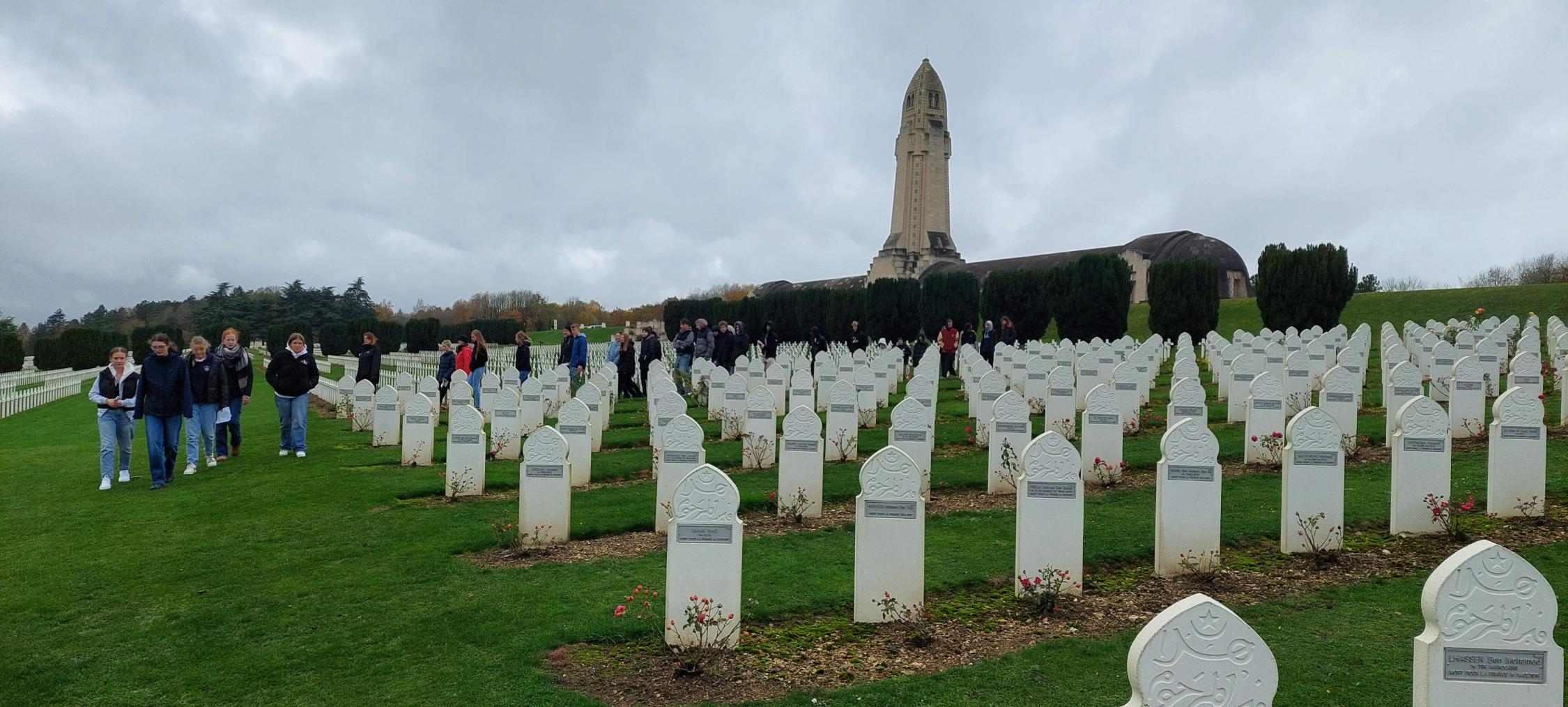 Soldatenfriedhof in Verdun, Schülerinnen-Gruppe