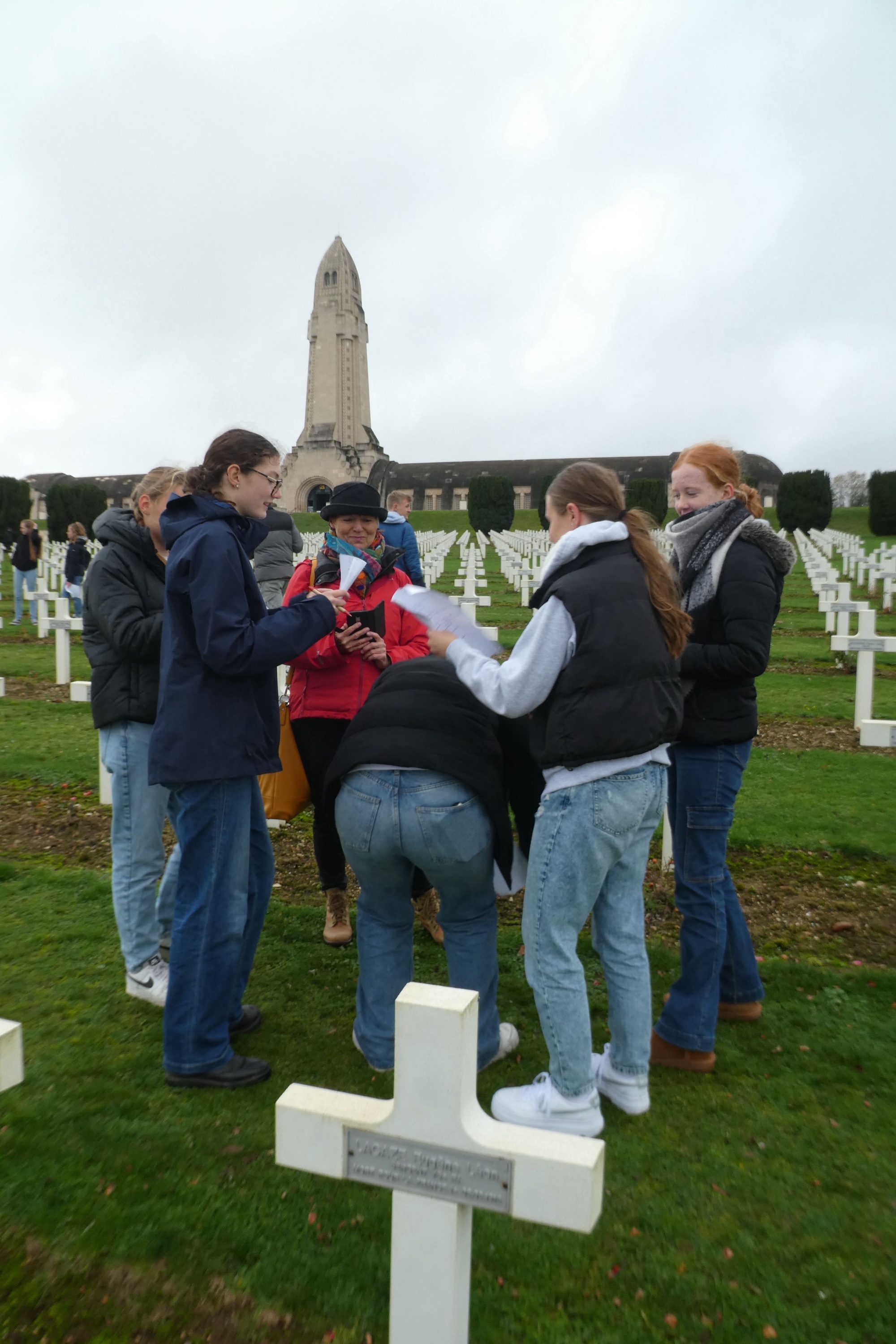 Schülerinnen und Lehrerin auf dem Nationalfriedhof in Verdun