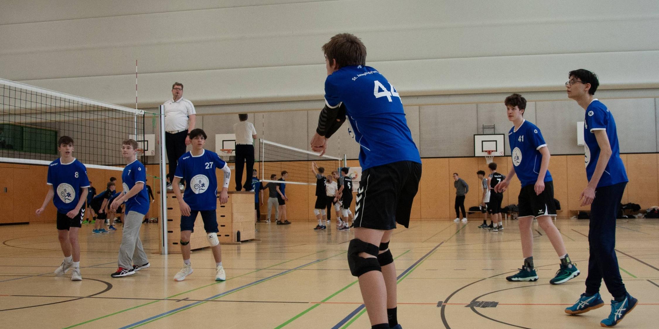 Jungen spielen Volleyball