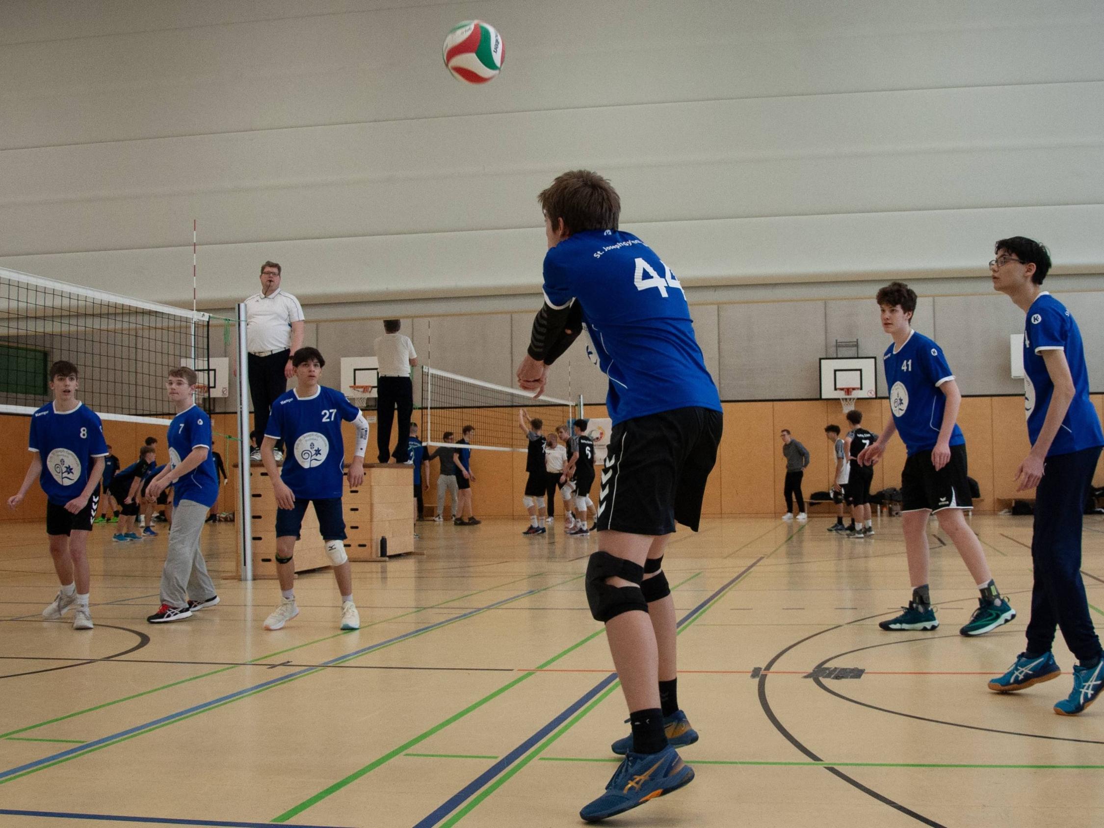 Jungen spielen Volleyball