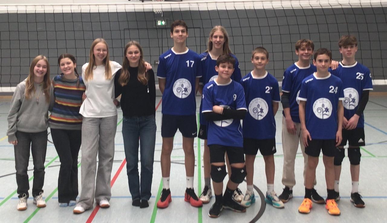 Gruppenfoto mit Jungenmannschaft in der Sporthalle, daneben Mädchen (als Schiedsrichterinnen)