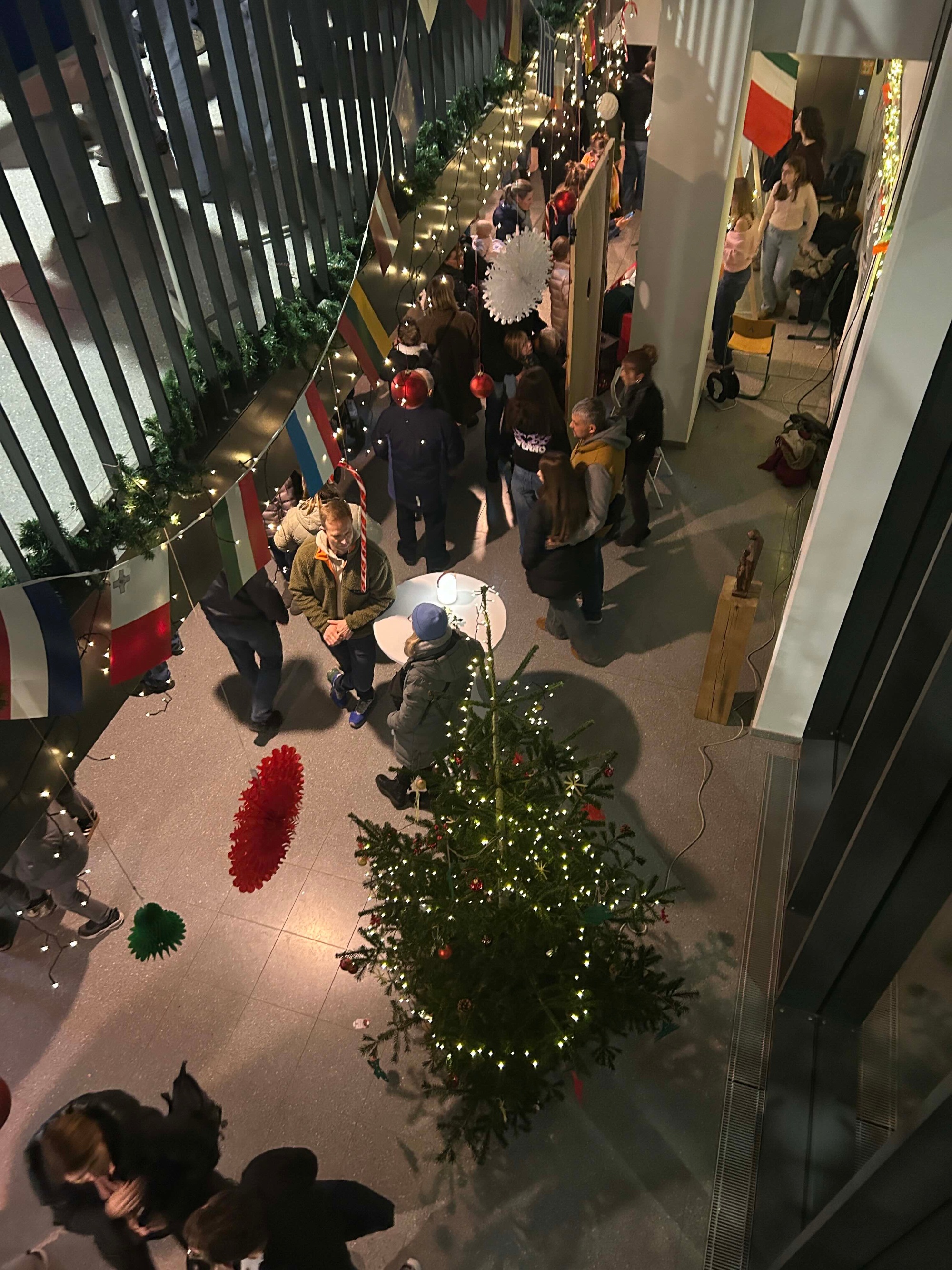 Einige Stände des Europäischen Weihnachtsmarkts im Foyer