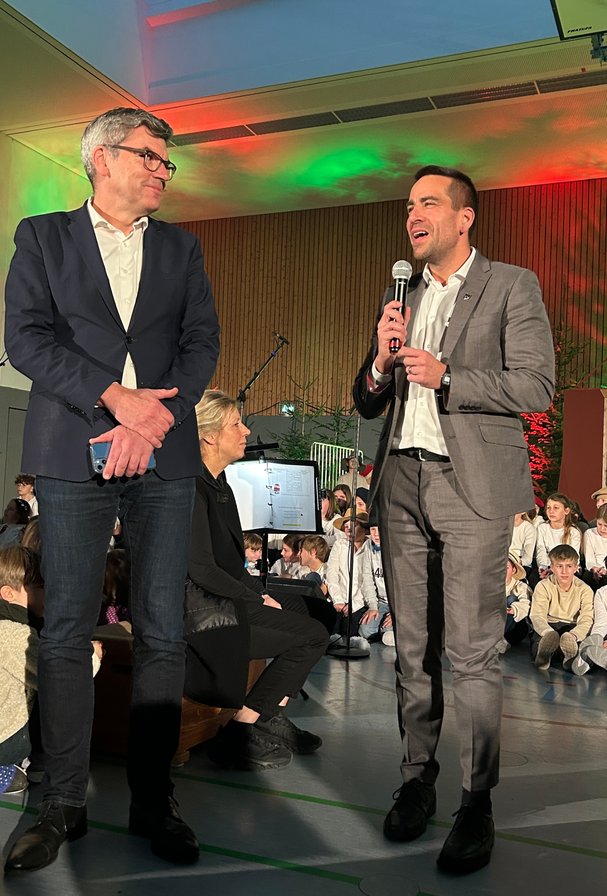 Bürgermeister Daniel Phiesel spricht ein Grußwort