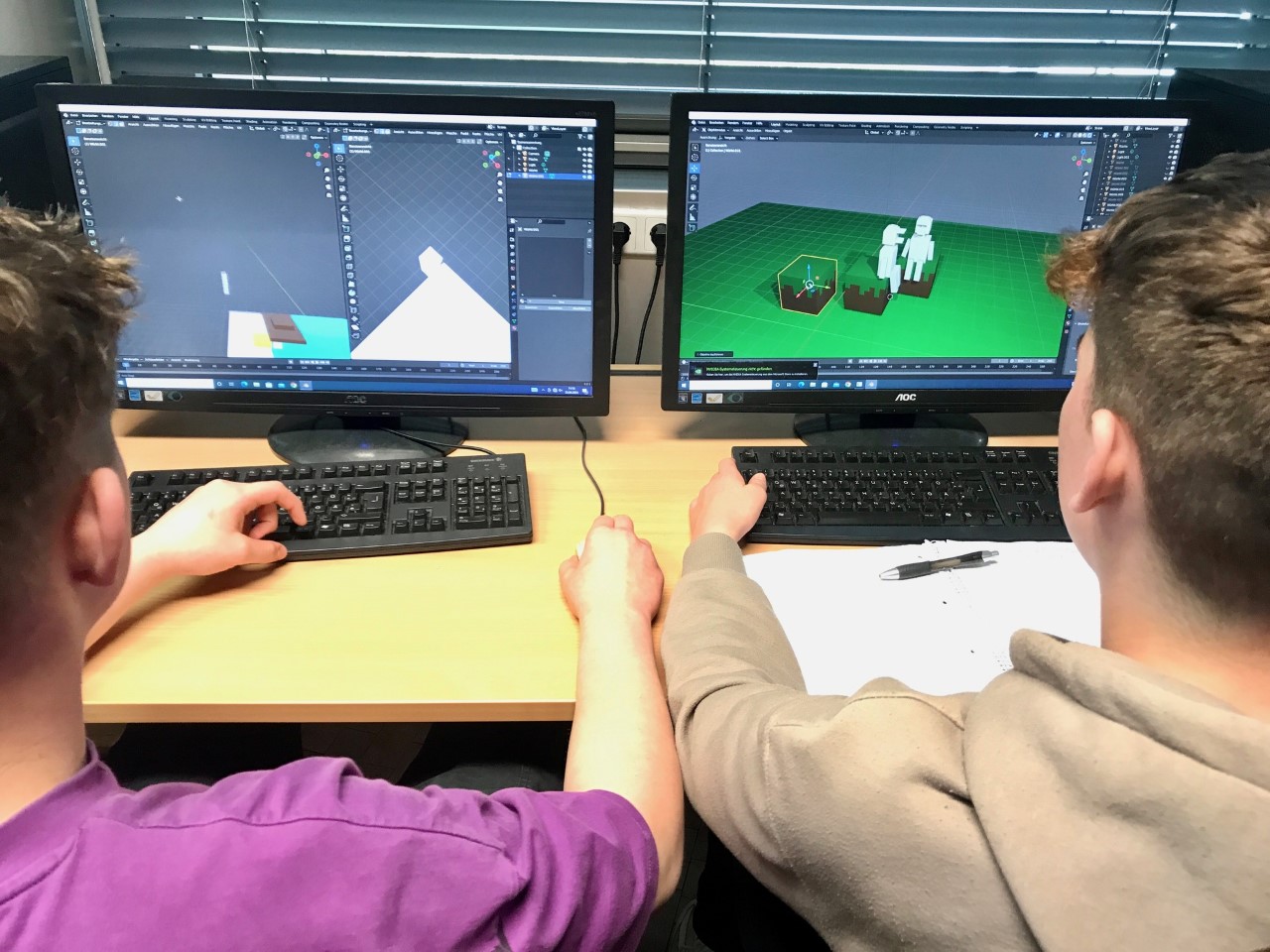 Zwei Schüler arbeiten an mit 3-D-Grafik.