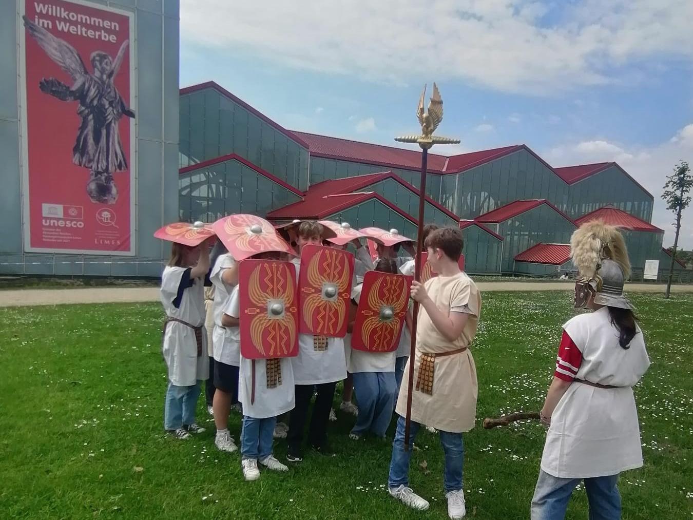 Schüler:innen in der Kleidung von Gladiatoren vor dem LVR-Museum