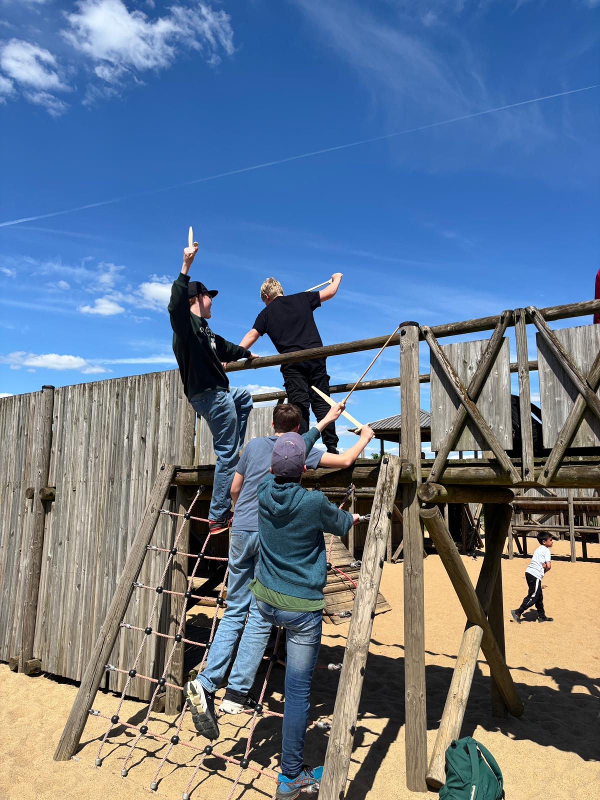 Schüler an einem Spielgerät auf dem Spielplatz im archäologischen Park Xanten