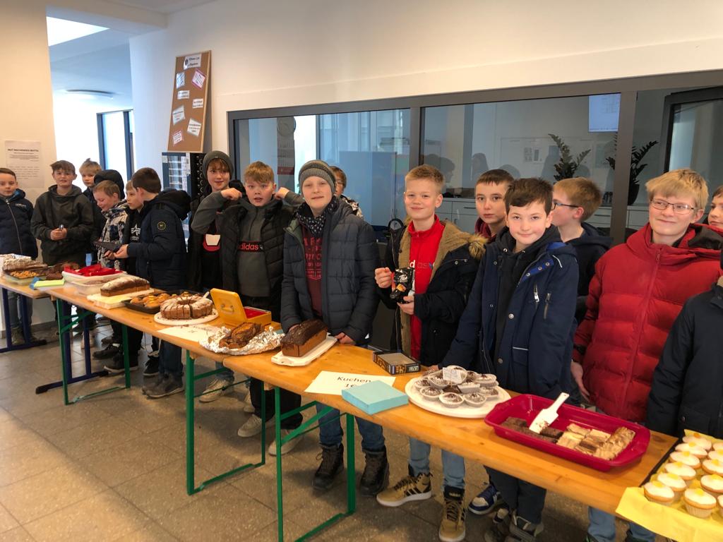 Die Klasse 6c verkauft Kuchen zugunsten der Erdbebenopfer.