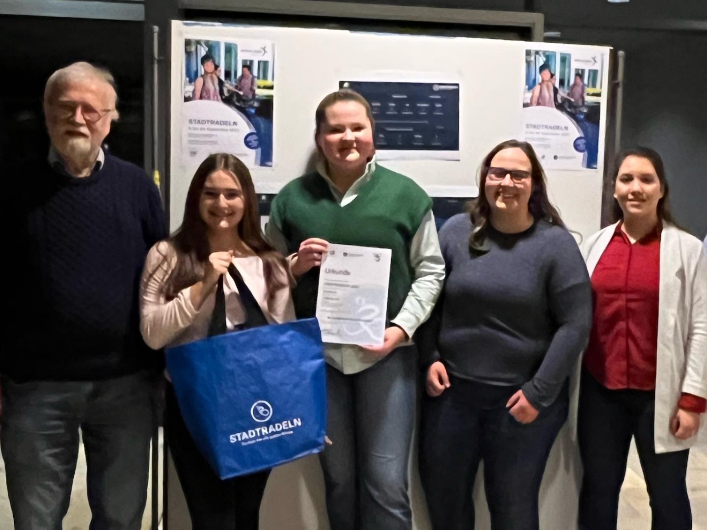 Urkundenübergabe fürs Stadtradeln