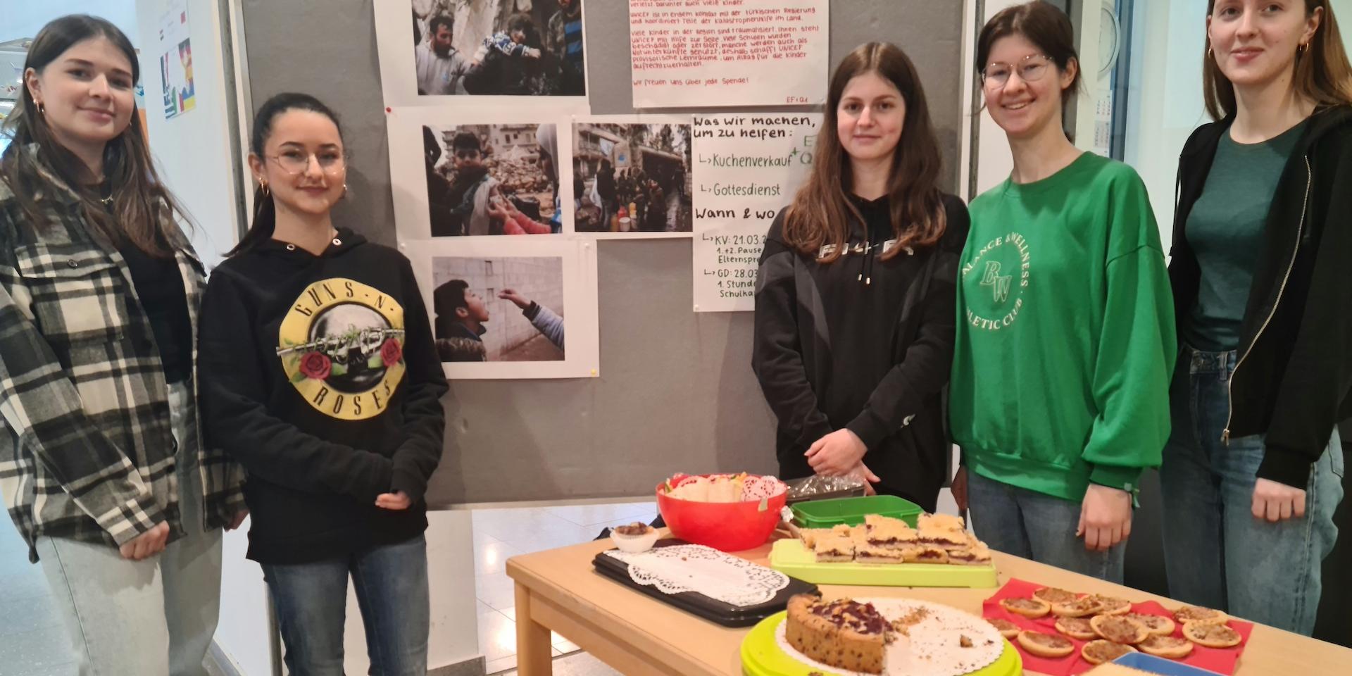 Schülerinnen verkaufen Kuchen zugunsten von Unicef