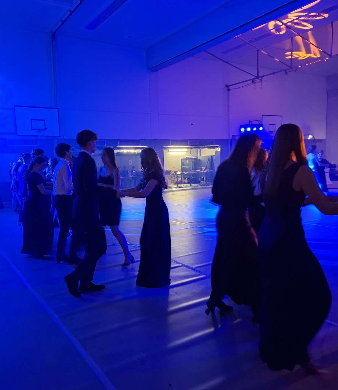 blau beleuchtete Turnhalle, Tanzpaare